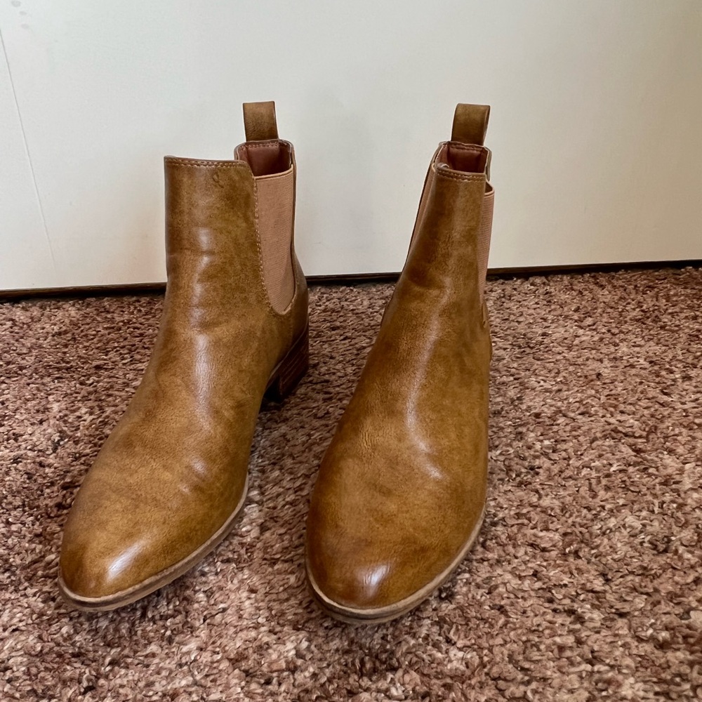 Ankle booties with cute detail on the heel